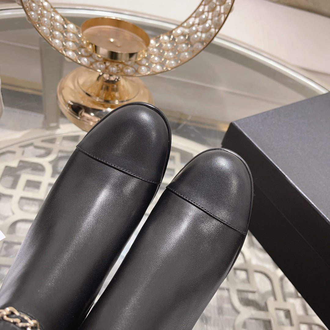 MID-HEEL ANKLE BOOTS IN BLACK SMOOTH CALFSKIN
