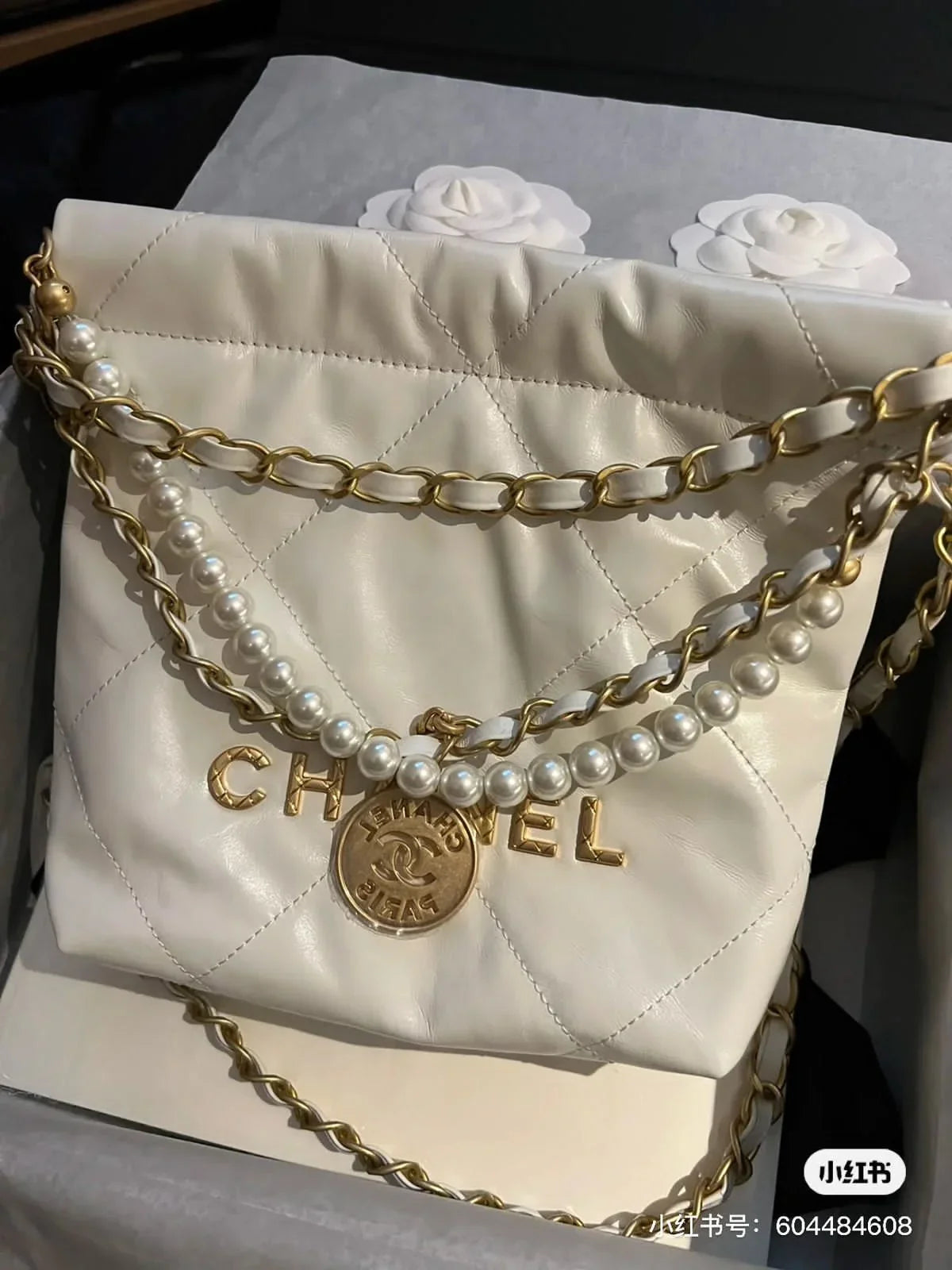 Small Chanel 22 White Shiny Calfskin Quilted Bag