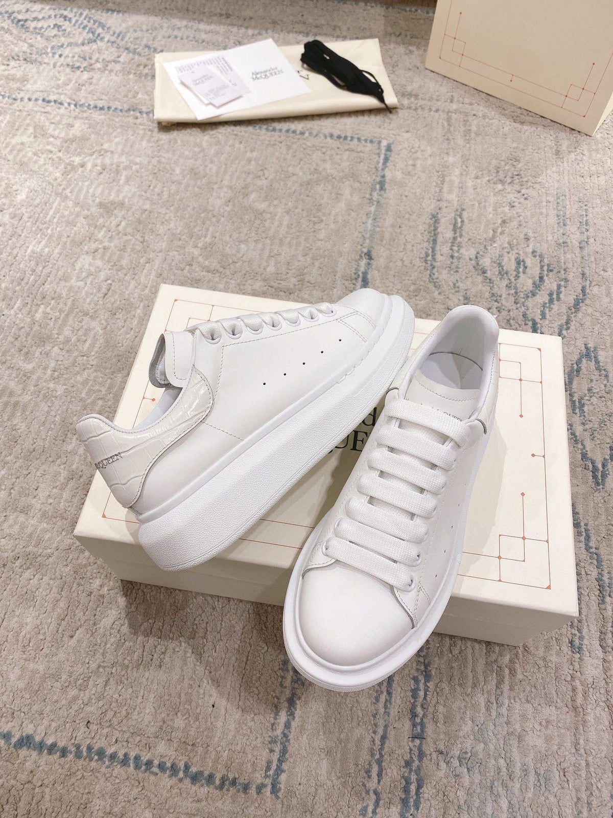 Sneakers & Shoes