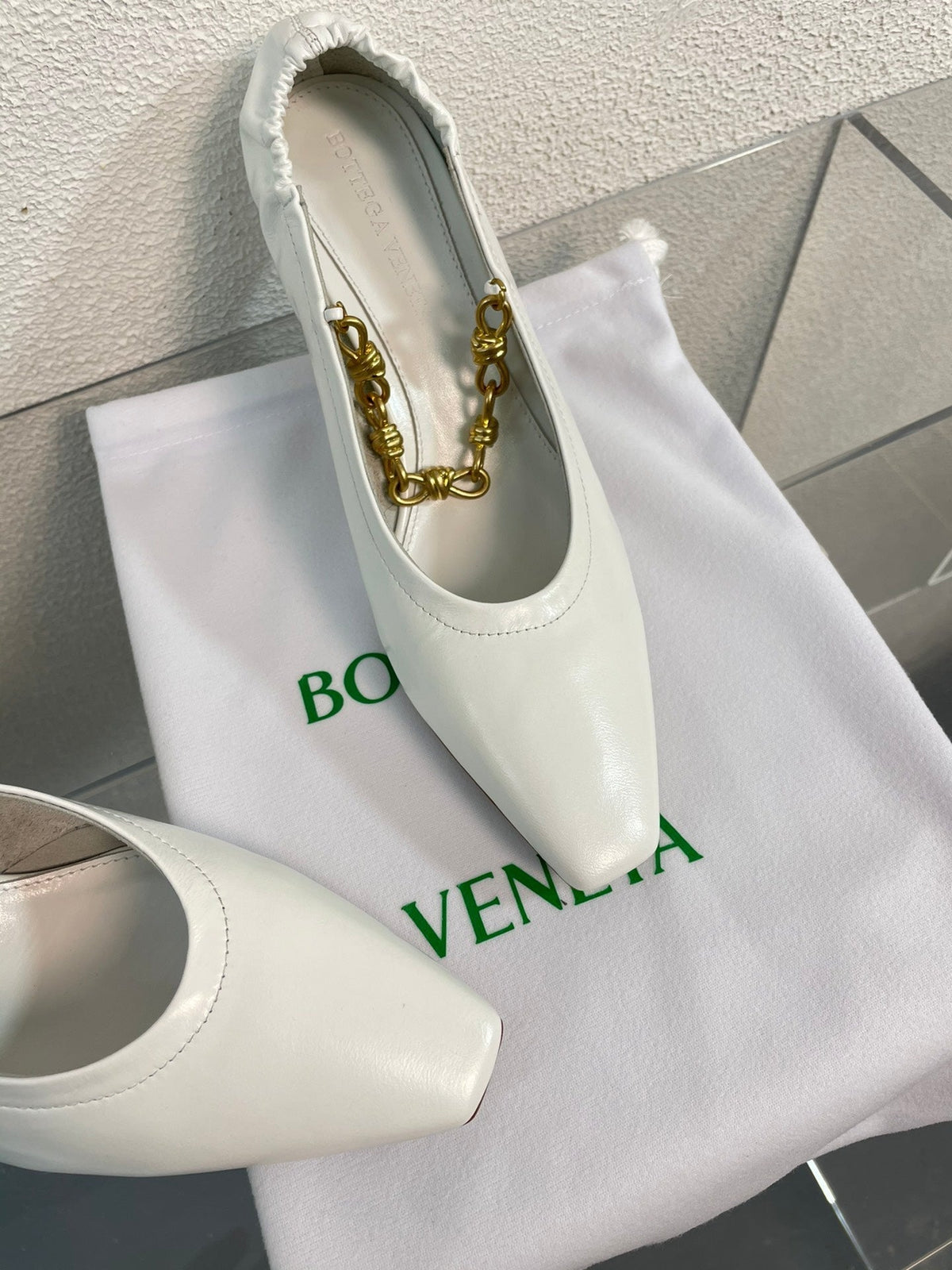 SHARP CHAIN PUMP 6 CM IN WHITE CALFSKIN