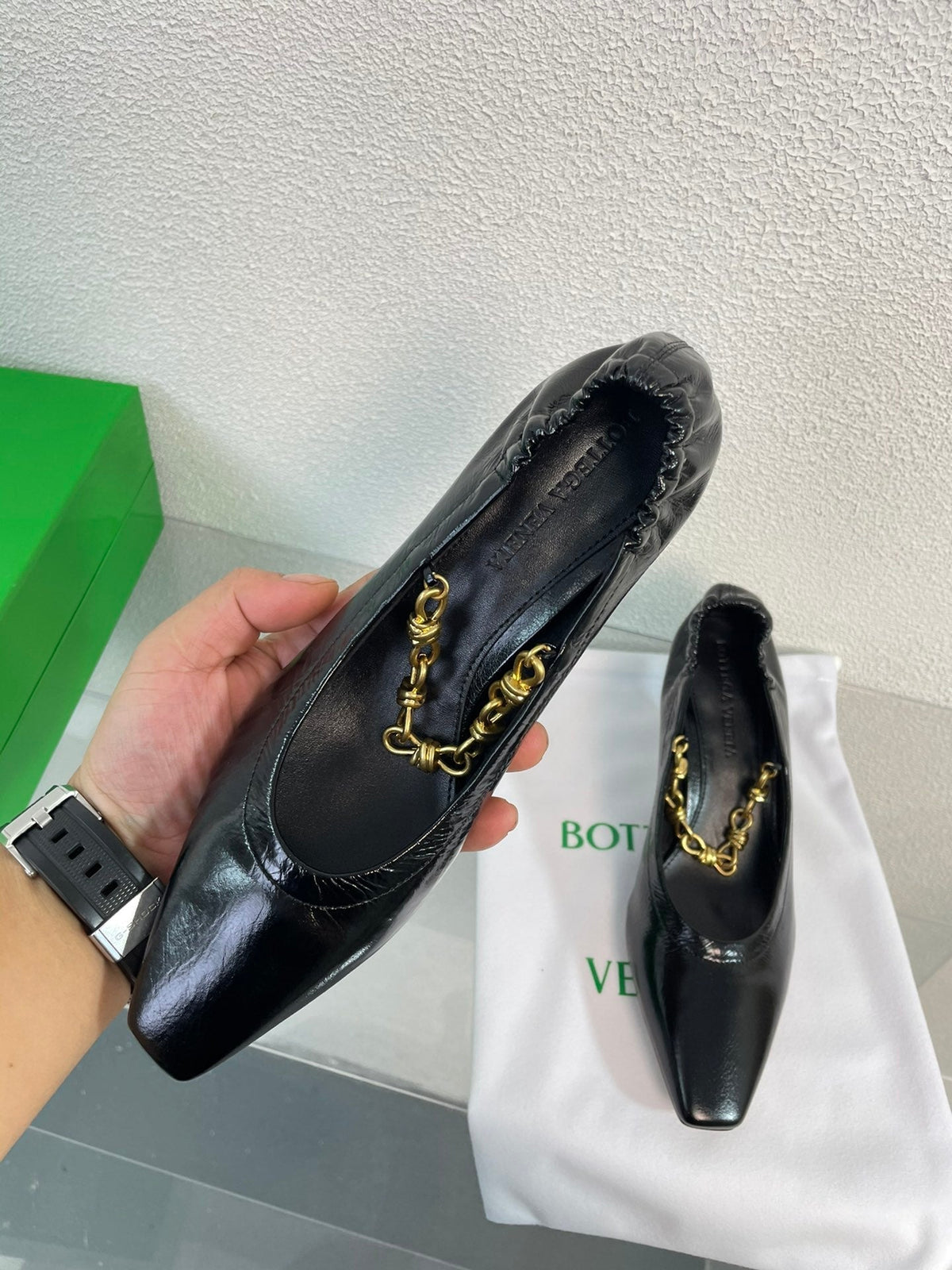 SHARP CHAIN PUMP 6 CM IN BLACK CALFSKIN